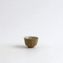Load image into Gallery viewer, 青白磁化粧茶杯 / 日高伸治
