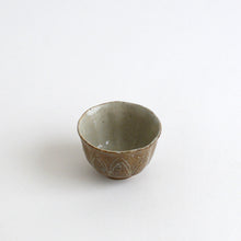 Load image into Gallery viewer, 青白磁化粧茶杯 / 日高伸治
