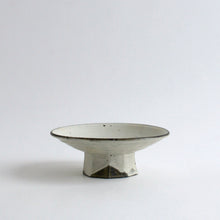 Load image into Gallery viewer, 粉引高台皿中 / 山田隆太郎
