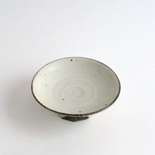 Load image into Gallery viewer, 粉引高台皿中 / 山田隆太郎

