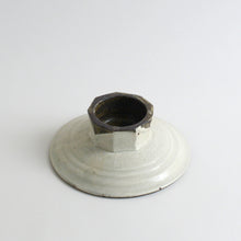 Load image into Gallery viewer, 粉引高台皿中 / 山田隆太郎
