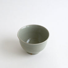 Load image into Gallery viewer, 青白磁麺鉢 / 日高伸治
