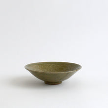 Load image into Gallery viewer, 青磁牡丹唐草文鉢 / 日高伸治
