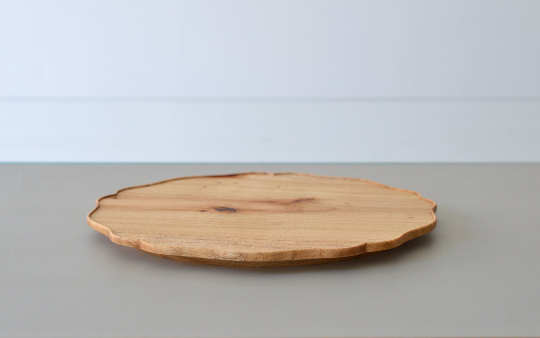 studio fujino 藤崎均 輪花皿 丸皿 8寸（タモ） 輪花丸皿 (8寸 / くす) / 藤崎均 – toutou online