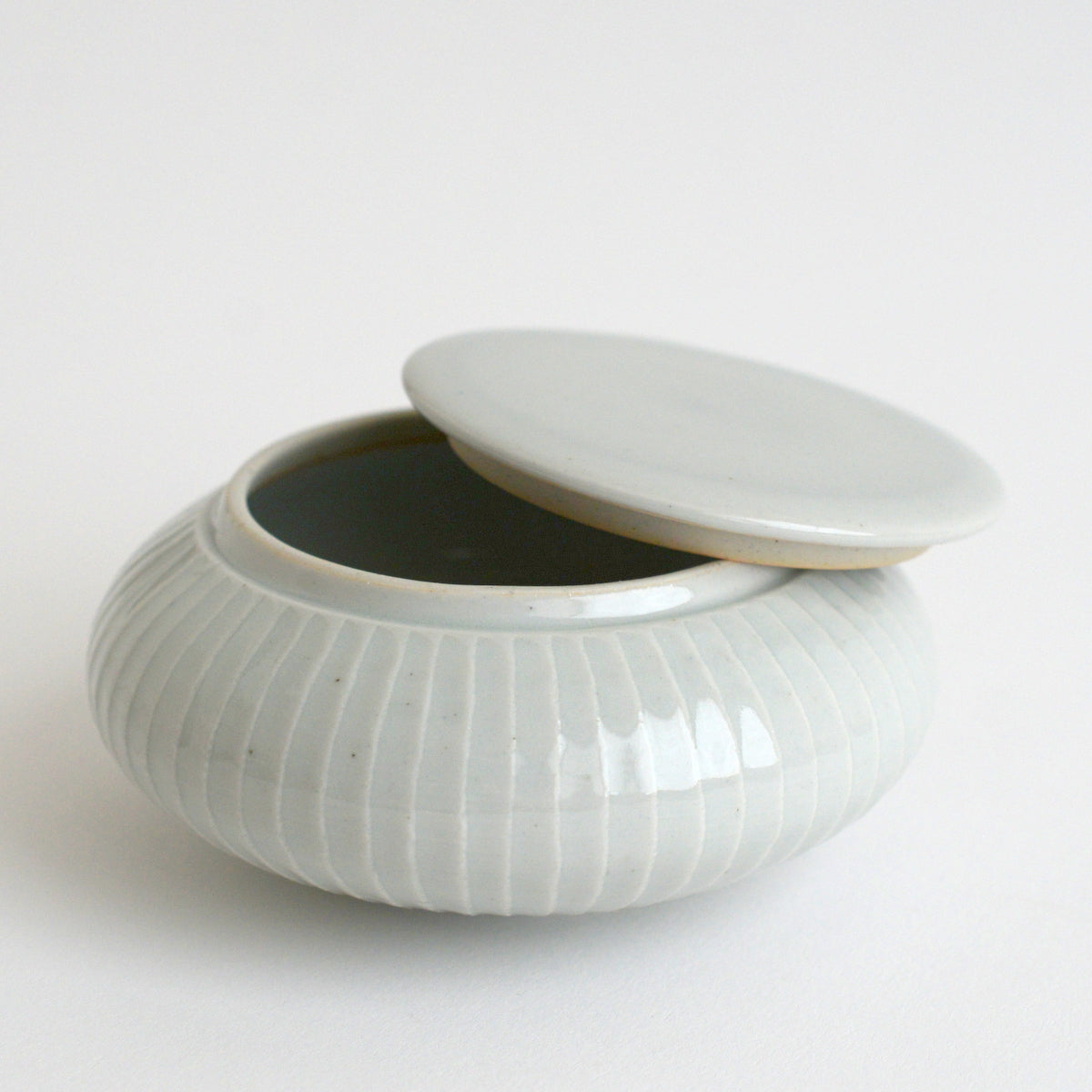 白磁鎬蓋物（各） / 阿南維也 – toutou online