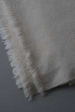 画像をギャラリービューアに読み込む, カシミヤストール フラット白A / 高見由香
