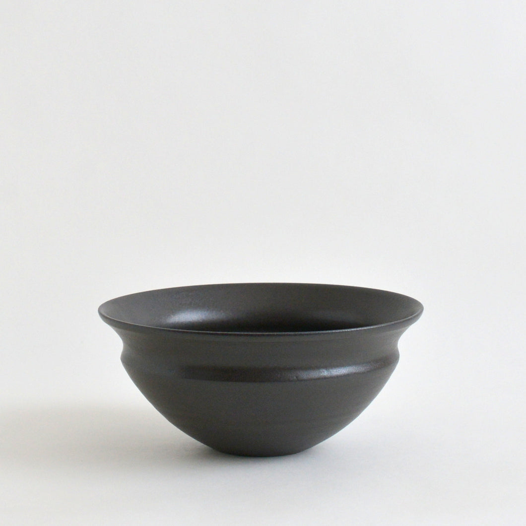 黒釉麺鉢 / 荒賀文成